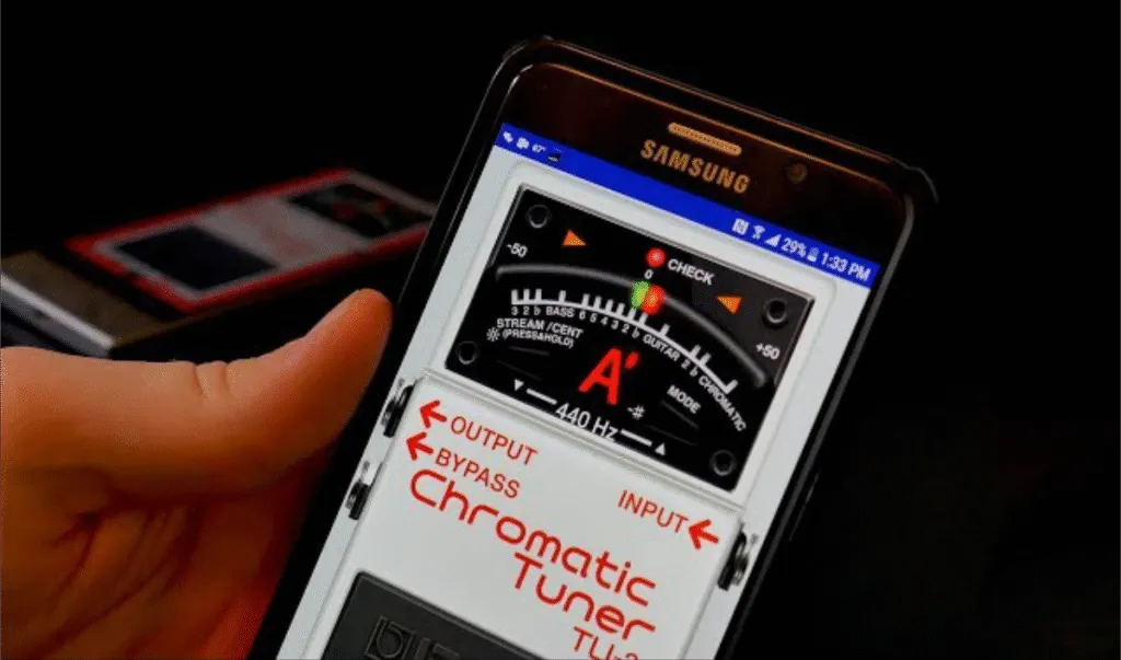 App BOSS Tuner abierta en un celular Samsung, con la interfaz del pedal Chromatic Tuner TU-3 marcando la nota La a 440 Hz