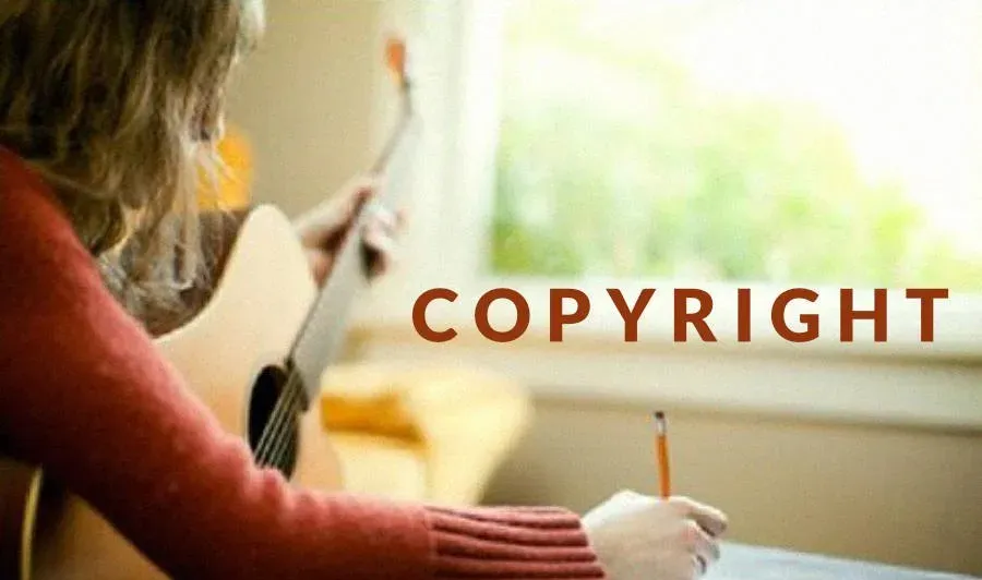 Mujer con suéter rojo escribiendo junto a una ventana mientras sostiene una guitarra acústica, con la palabra copyright sobre la imagen