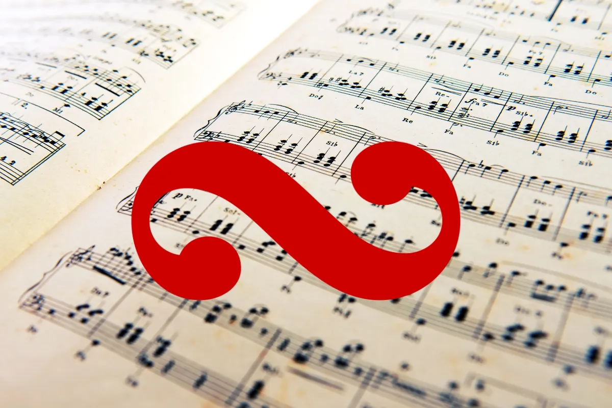 Símbolo rojo de grupeto sobre una partitura