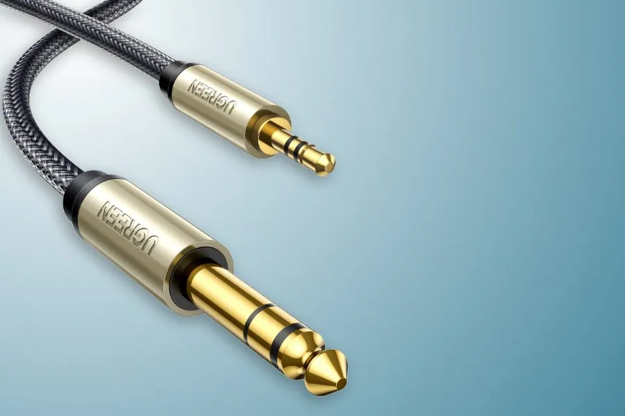 Cable con conectores jack dorados de 3.5 mm y 6.3 mm