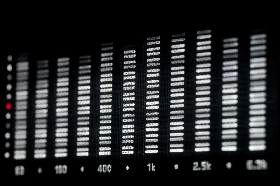 Medidor de espectro con barras iluminadas en bandas de 63 Hz a 6.3 kHz