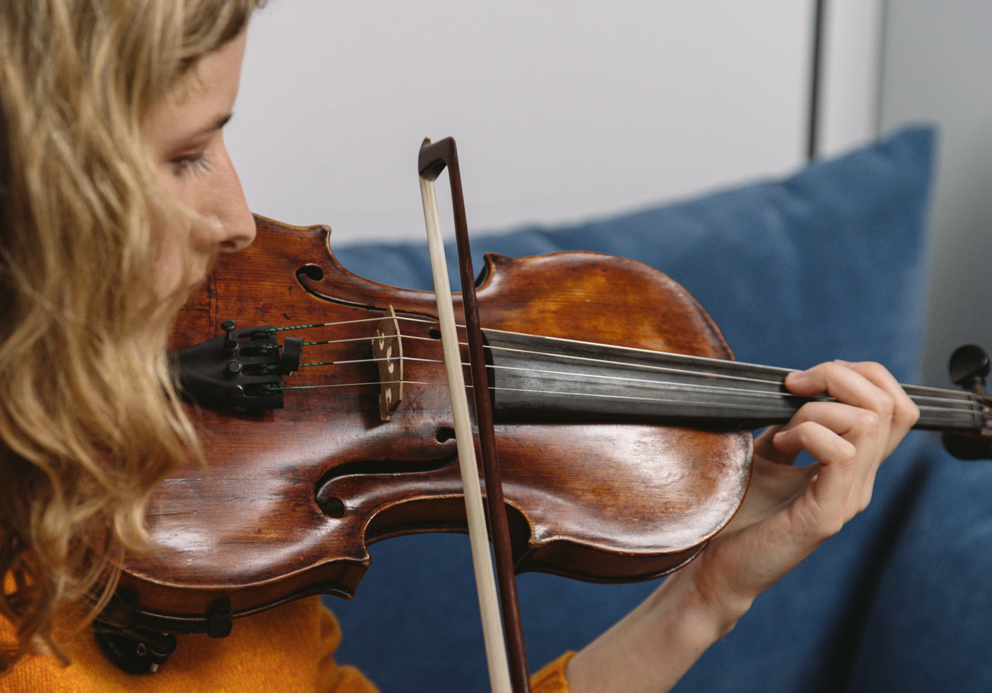 Violinista tocando su instrumento