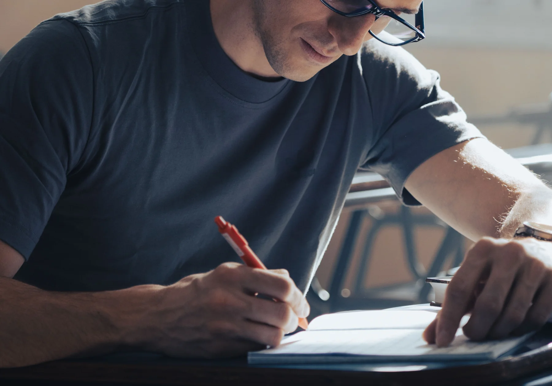 Estudiante tomando notas en su cuaderno