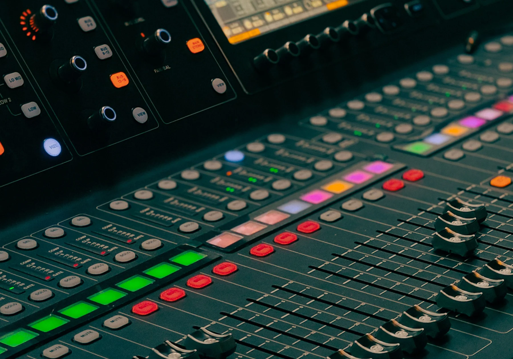 Consola digital de sonido con faders y botones iluminados